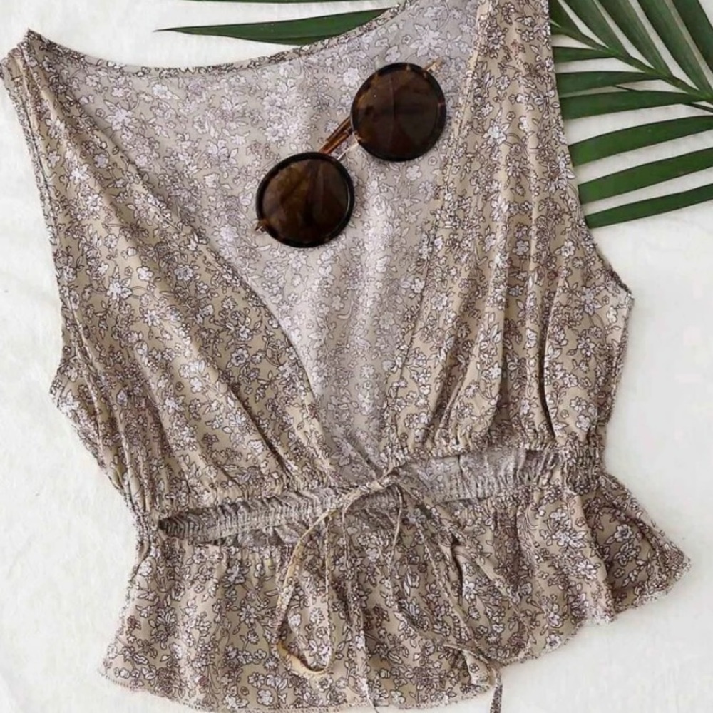 Plunging neck top